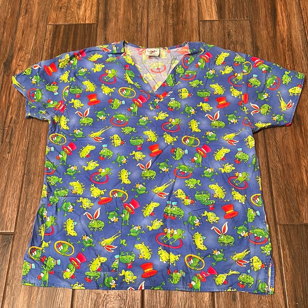 🐸 LN Knot Us brand women’s v-neck scrub top
